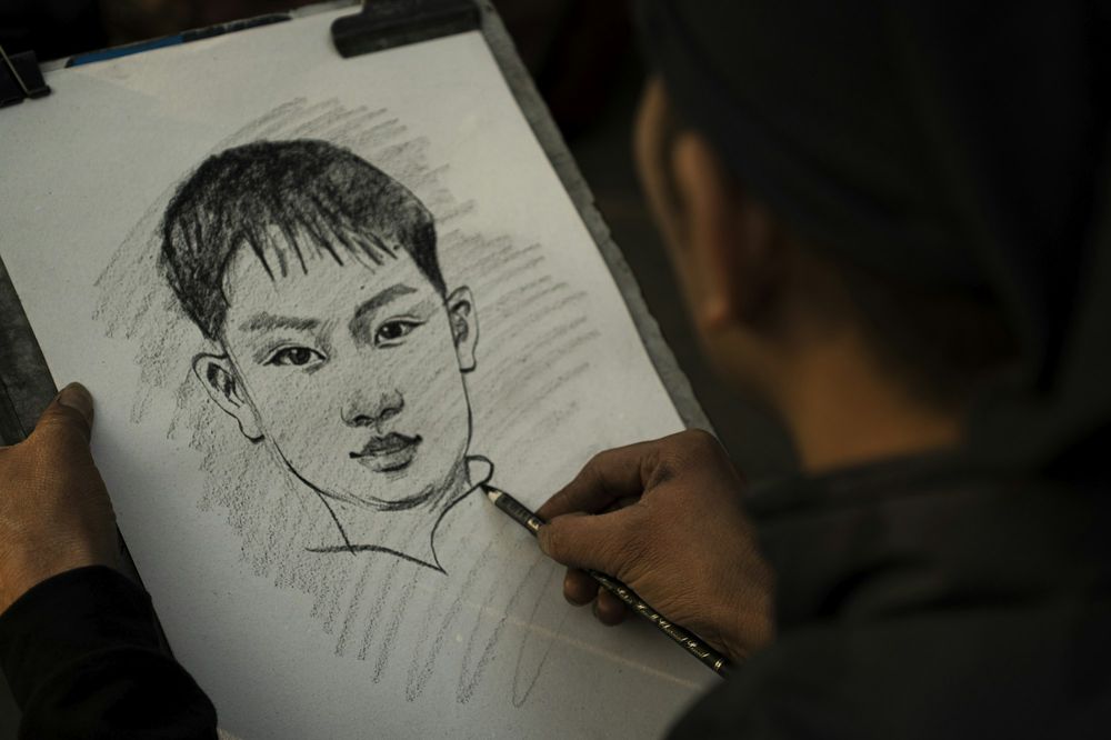 その場で似顔絵を描く似顔絵師